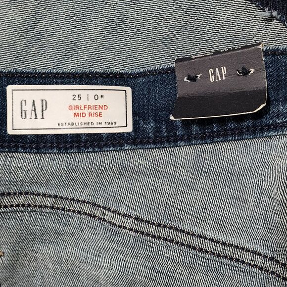 NWT Gap Womens Girlfriend Mid Rise Jeans Distressed Raw Hem Blue Size 25/0 - Picture 9 of 12